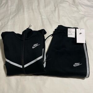 NIKE TECH REFLECTIVE SET
SIZE SMALL